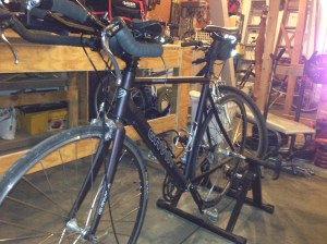 The Pretend Triathlete's set up to pretend I'm riding a bike.